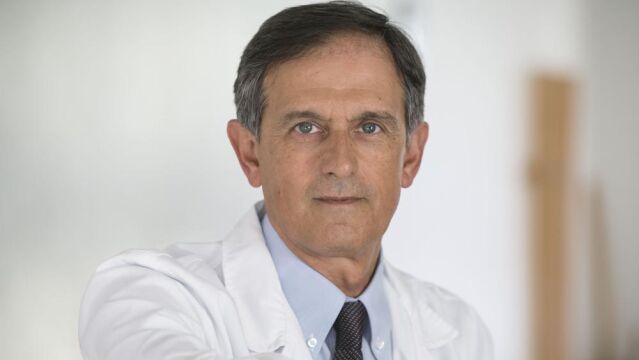 El doctor Jesús Tinoco González es Jefe de los Servicios de Medicina Física y Rehabilitación del Consorci Sanitari Integral del Hospital Moiseis Broggi Sant Joan Despí y del Hospital General de Hospitalet y Hospital Dos de Mayo