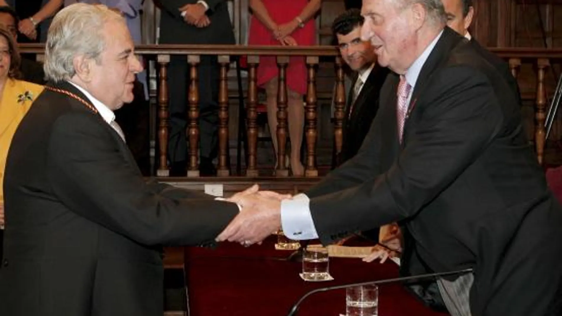 El rey Juan Carlos entrega al escritor barcelonés Juan Marsé el Premio Cervantes