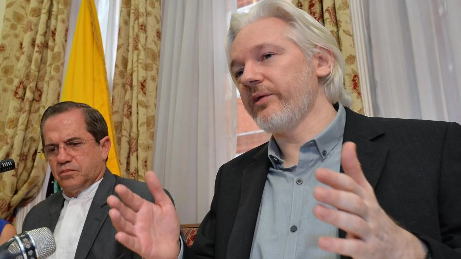 Julian Assange, junto al embajador ecuatoriano en Londres