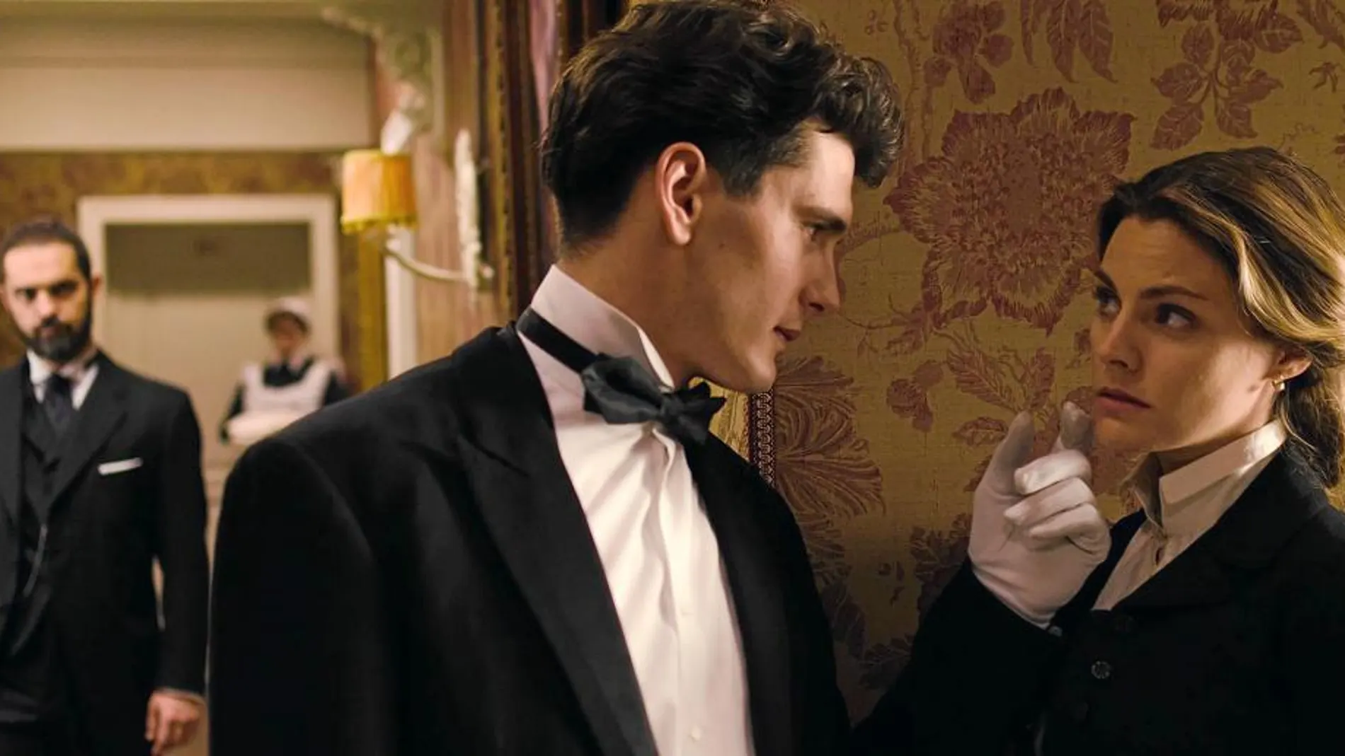 En las nuevas entregas, Diego (Pedro Alonso) seguirá obsesionado por descubrir si su esposa Alicia (Amaia Salamana) le es infiel con Julio (Yon González)