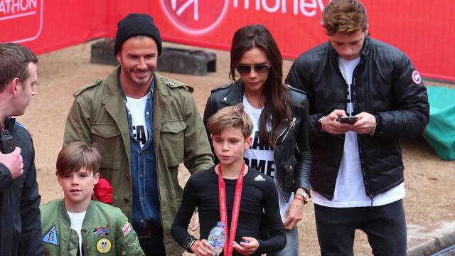 Cruz Beckham a la izquierda en la imagen, junto a sus padres y su hermano Romeo y Brooklyn