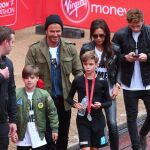 Cruz Beckham a la izquierda en la imagen, junto a sus padres y su hermano Romeo y Brooklyn