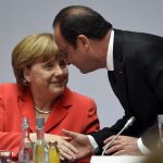 Angela Merkel estrecha la mano a François Hollande durante el sexto Diálogo del Clima de Petersberg en Berlín (Alemania).