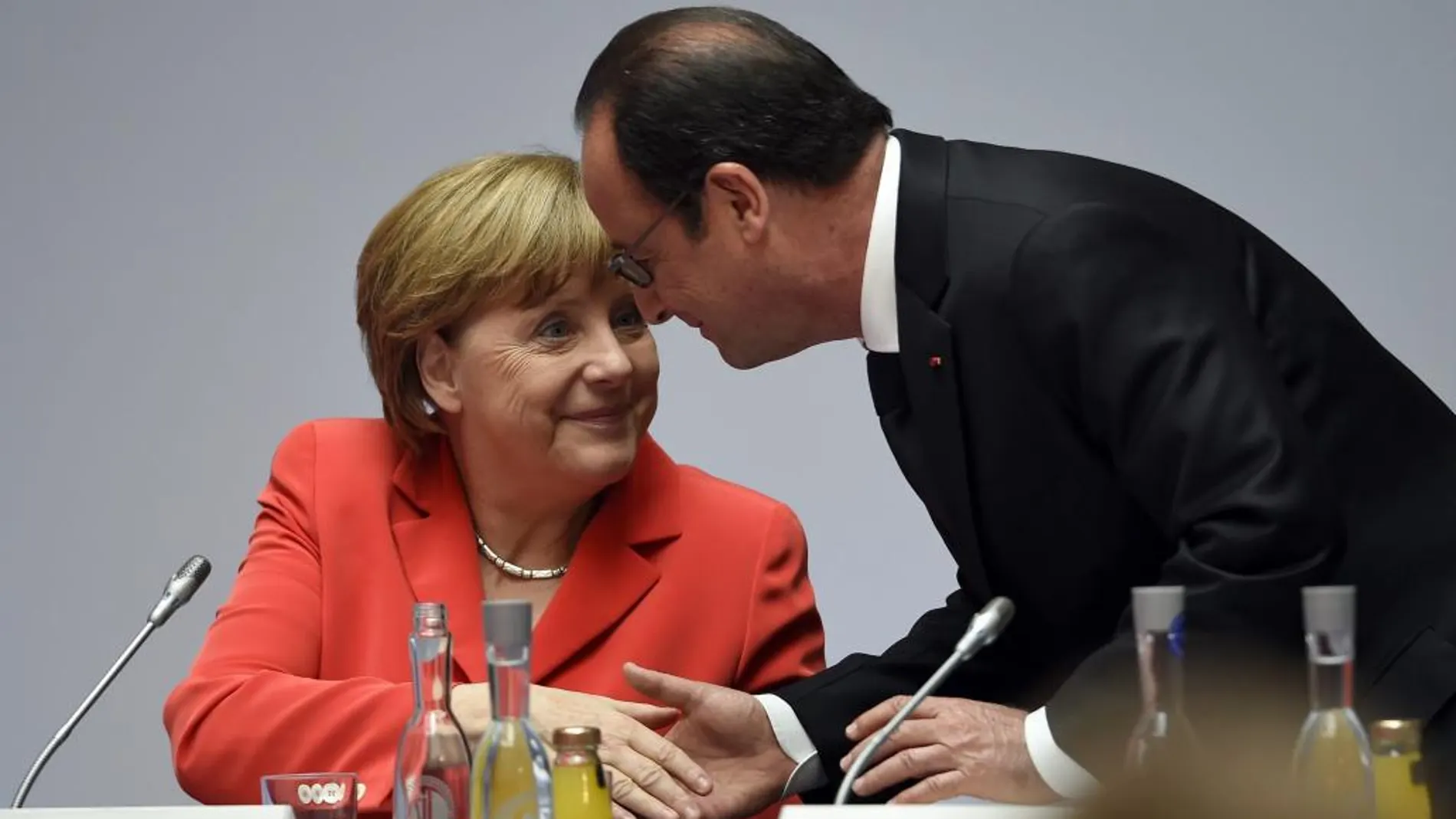 Angela Merkel estrecha la mano a François Hollande durante el sexto Diálogo del Clima de Petersberg en Berlín (Alemania).