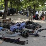 Las fuerzas de seguridad somalíes muestran ayer los cuerpos de varios terroristas del grupo Al Shabaab muertos en combates.