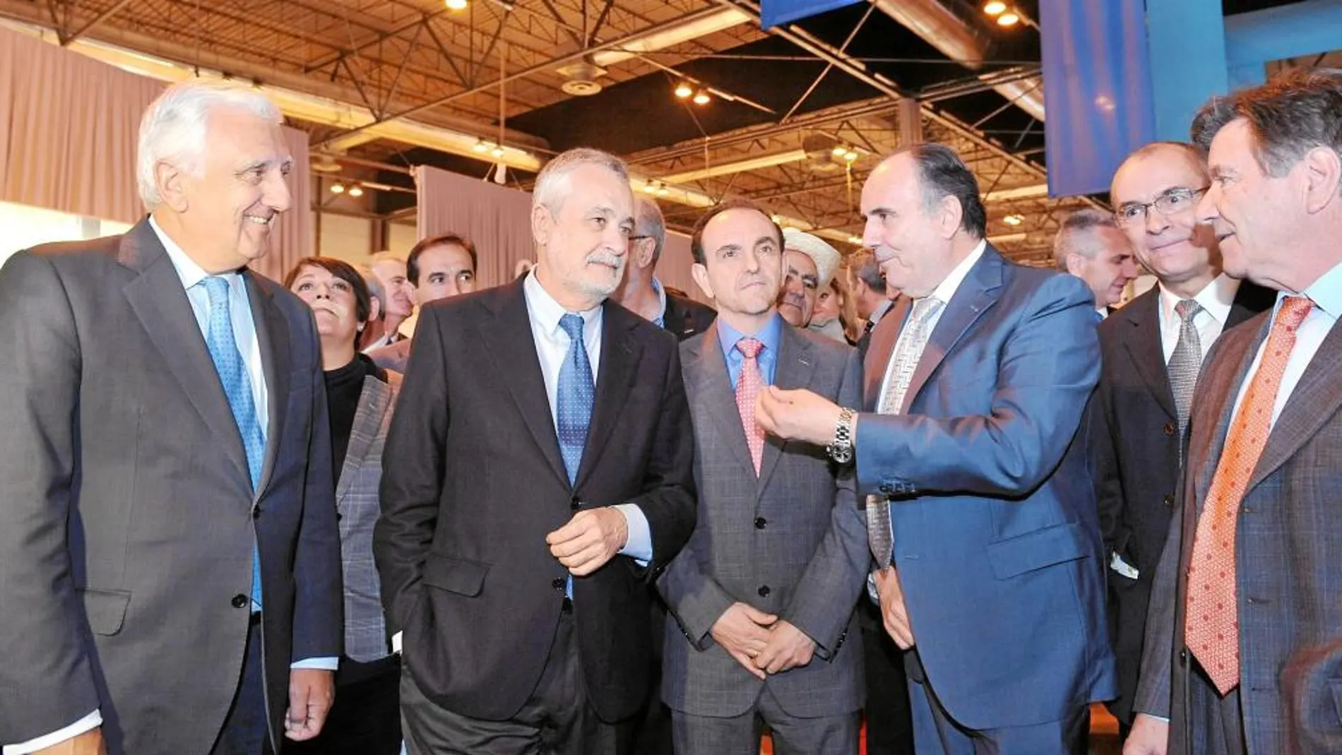 Griñán, entre el presidente de la CEA y el Consejero de Comercio y Turismo, en el pabellón andaluz