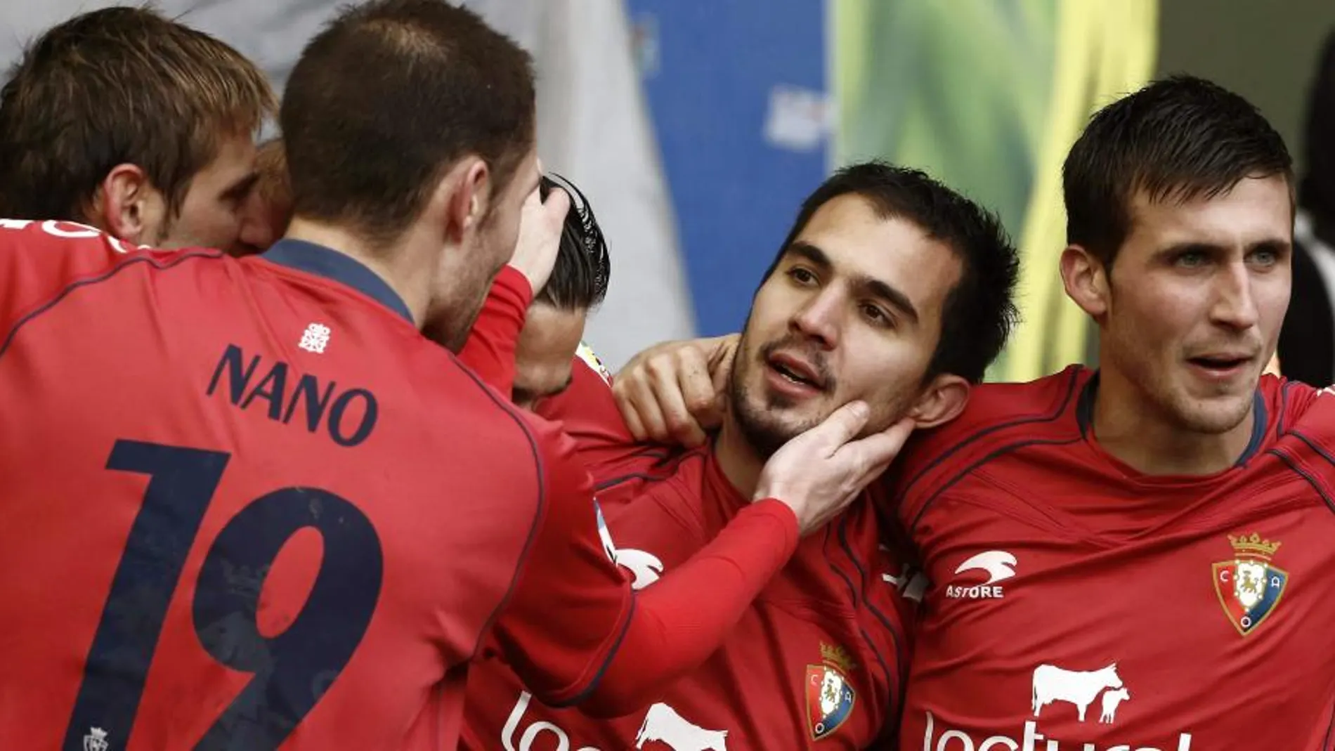 El centrocampista argentino de Osasuna Emiliano Armenteros celebra con varios de sus compañeros el gol conseguido ante el Celta