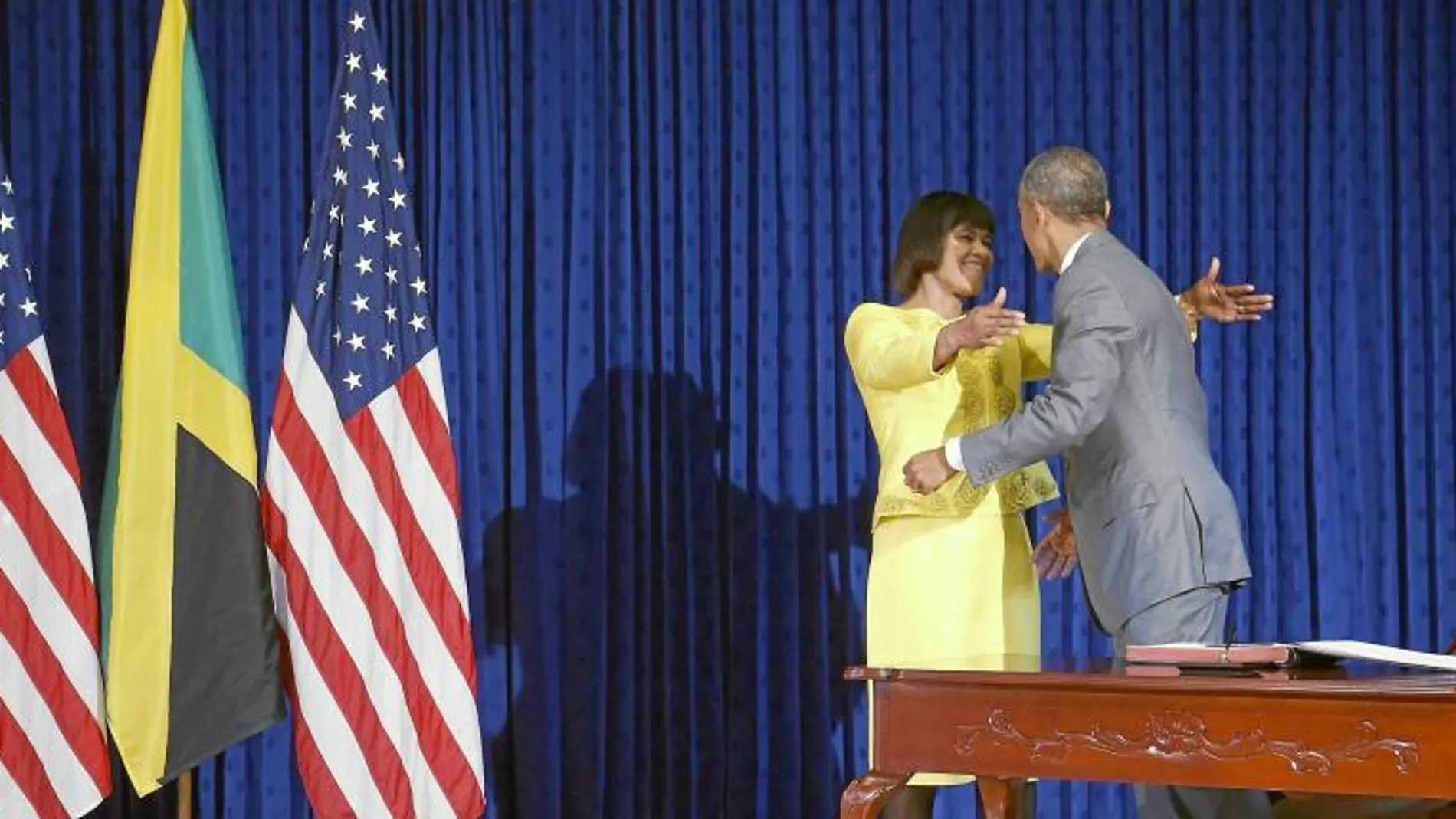Obama saluda a la primera ministra de Jamaica, Portia Simpson-Miller