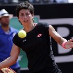 Carla Suaáez Navarro devuelve una bola a Maria Sharapova
