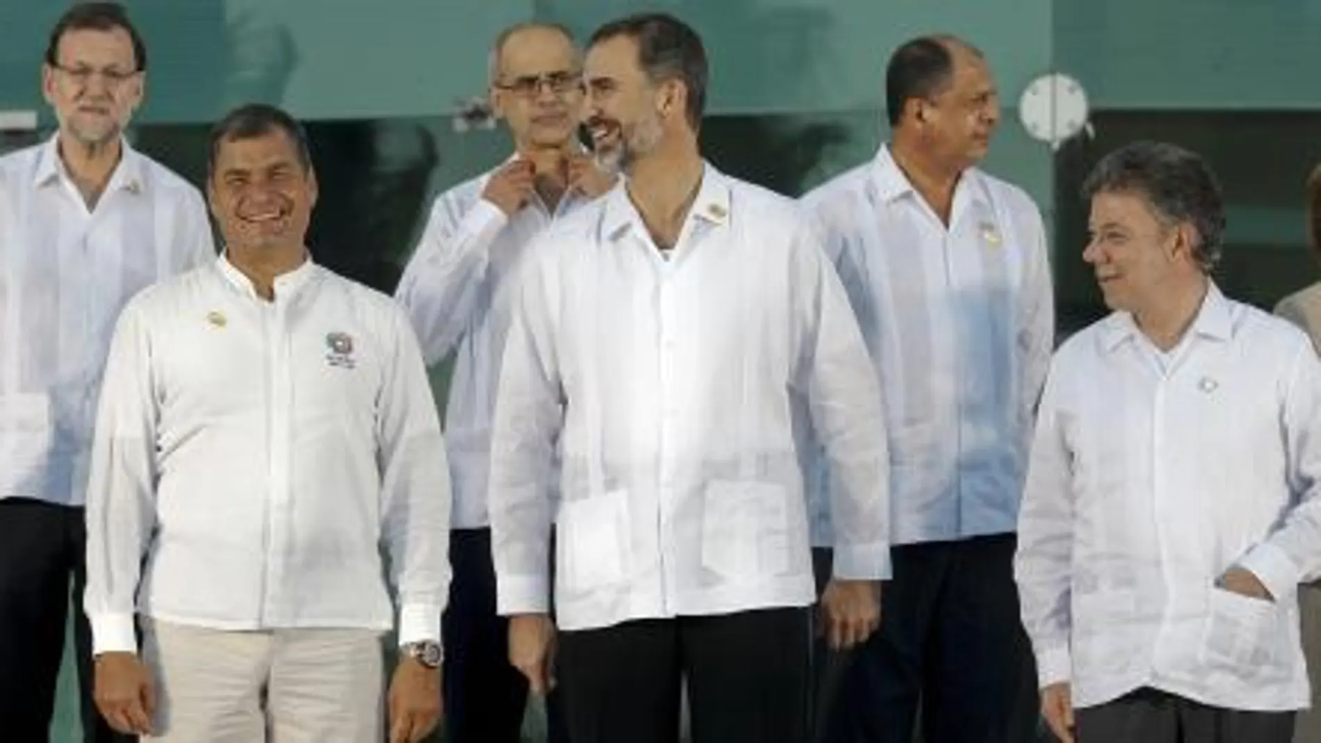 El Rey Felipe VI acompañado por los presidentes de Ecuador, Rafael Correa (abajo1i), de Colombia, Juan Manuel Santos (abajo1d), de España, Mariano Rajoy (arriba1i), del jefe de gobierno de Andorra, Antoni Martí (arriba 2i) y de Costa Rica, Luis Guillermo Solís (arriba1d).