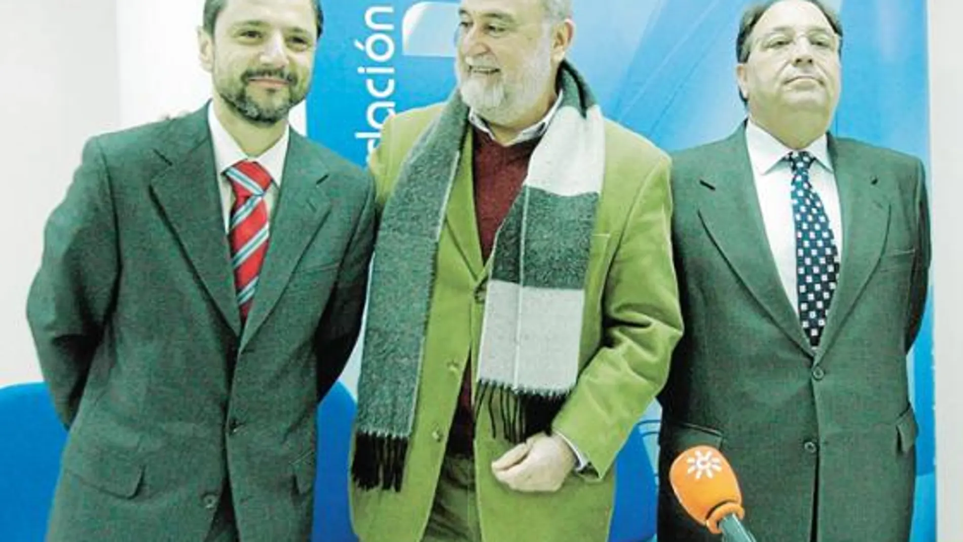 Francisco Mellet, en una imagen retrospectiva con Torrijos y Alfonso Mir, que asumió la gerencia provisional