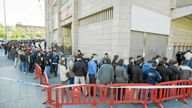 Los aficionados del Atlético de Madrid hacen cola para comprar las entradas de la final de la Liga Europa