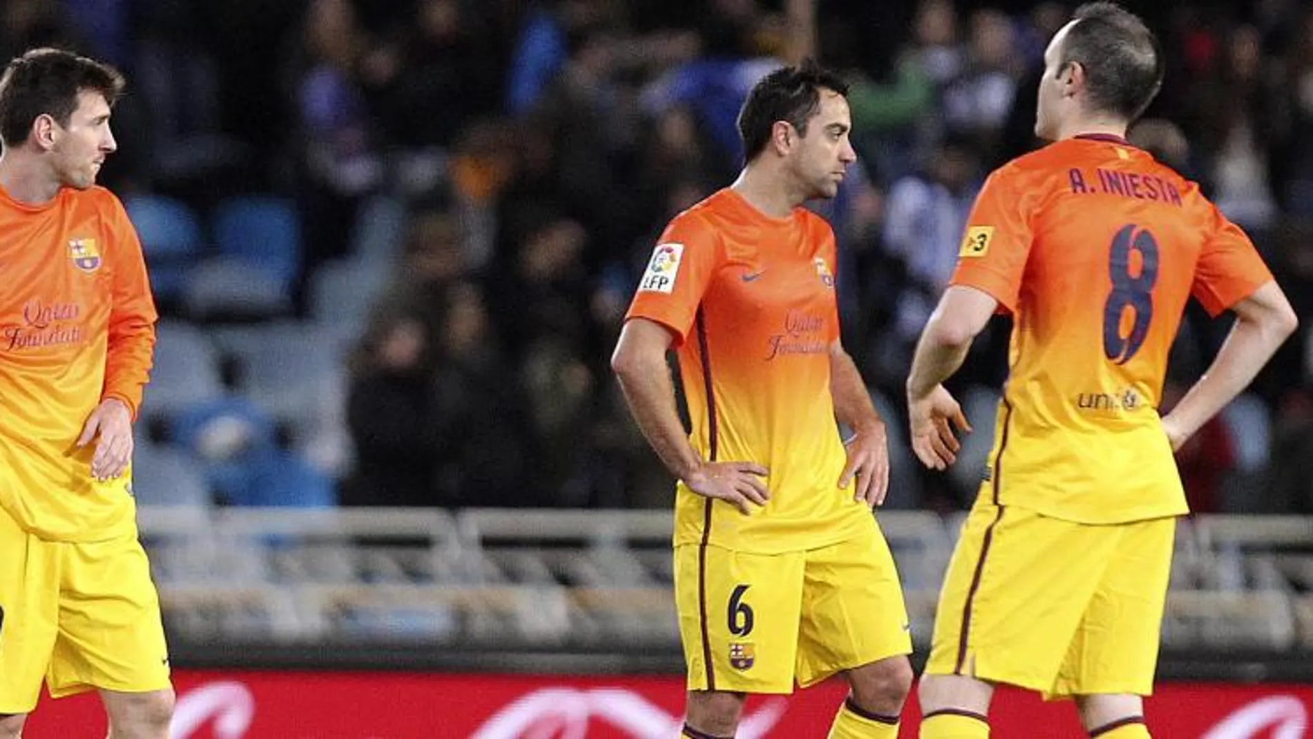 Los jugadores del FC Barcelona Lionel Messi Xavi Hernández y Andrés Iniesta tras recibir el tercer gol por parte de la Real Sociedad