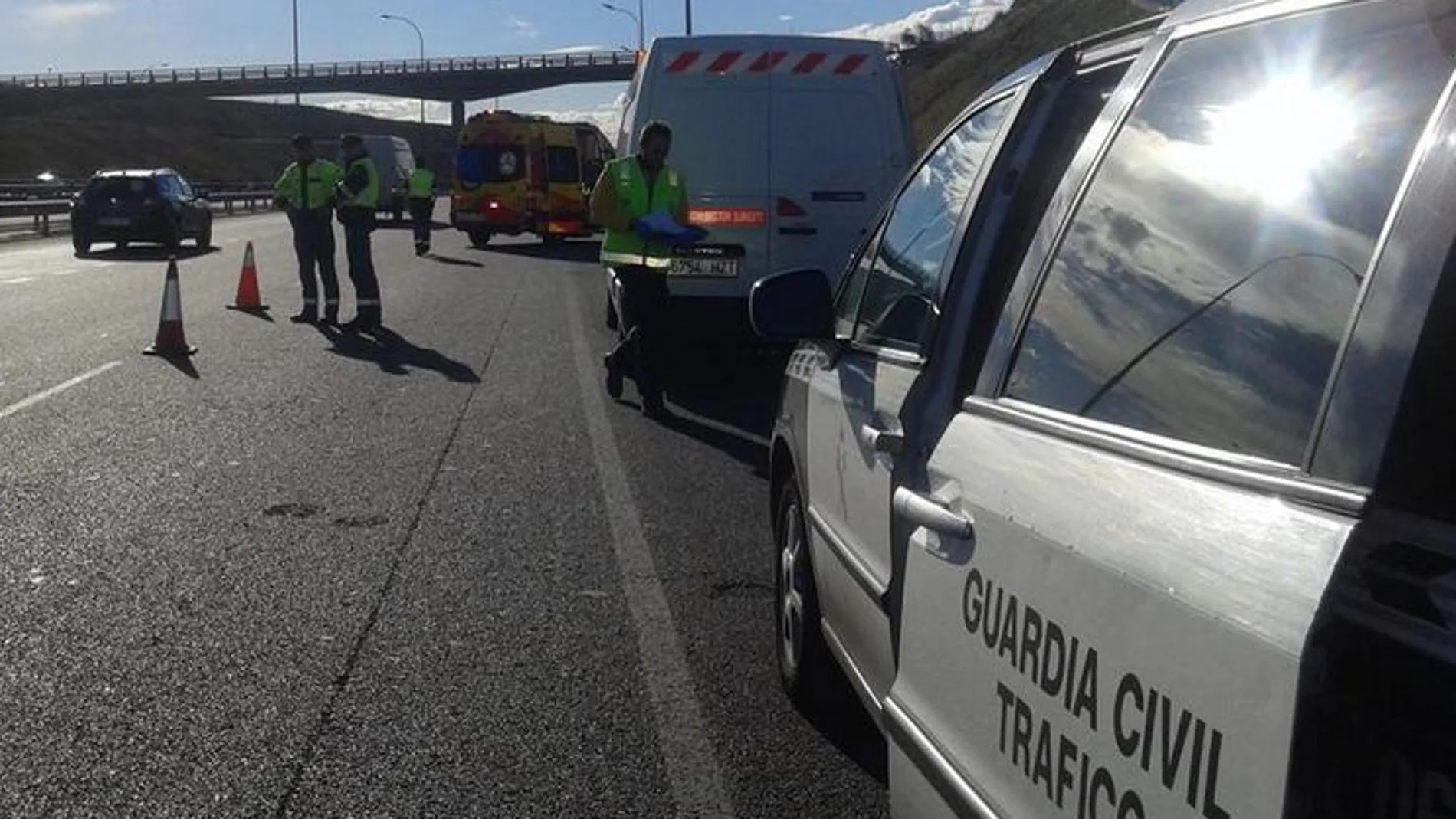 Un fallecido y un herido grave tras chocar dos motos y ser arrollados por un coche