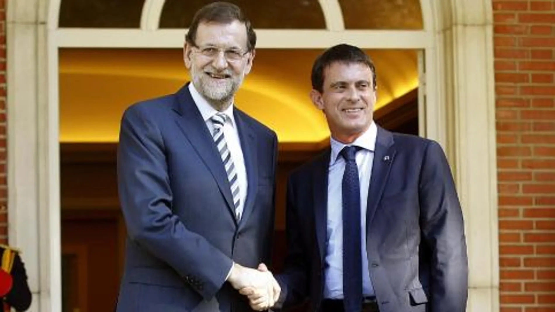 El presidente del Gobierno, Mariano Rajoy , recibe al primer ministro francés, Manuel Valls, a su llegada esta tarde a la reunión que mantendrán en el Palacio de la Moncloa, en Madrid.