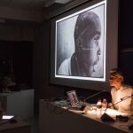 El fotógrafo, en un momento de la charla junto a una de sus fotografías más emblemáticas