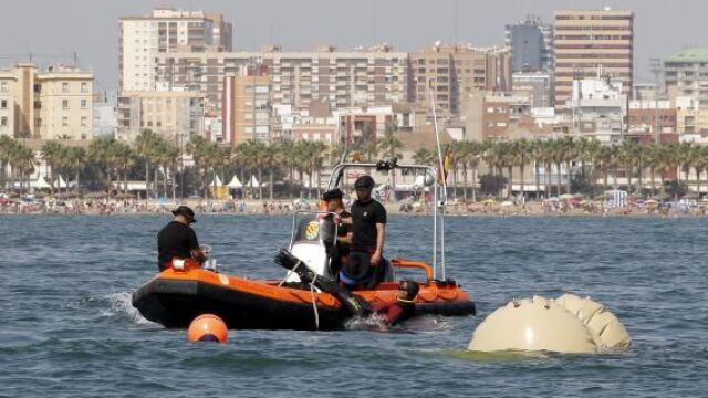 El primer arrecife subacuático para ecoturismo de España toma forma frente a la playa de La Malvarrosa