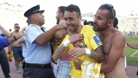 Aficionados de la UD Las Palmas lanzaron sillas desde la grada, al término del partido ante el Córdoba