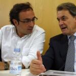 Artur Mas (2d), conversa con el coordinador general de CDC, Josep Rull (en el centro), junto al portavoz parlamentario de la federación, Jordi Turull (i), durante la reunión del Comité Ejecutivo Nacional de Convergència.