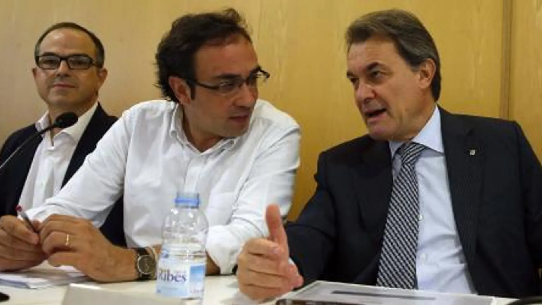 Artur Mas (2d), conversa con el coordinador general de CDC, Josep Rull (en el centro), junto al portavoz parlamentario de la federación, Jordi Turull (i), durante la reunión del Comité Ejecutivo Nacional de Convergència.
