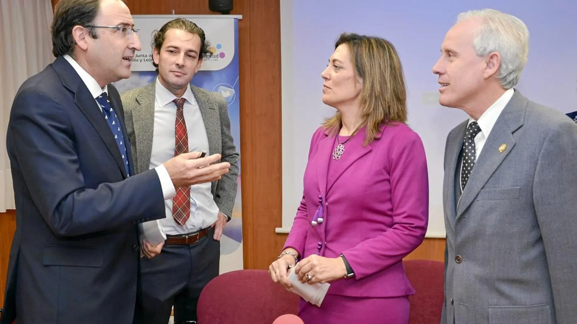 Milagros Marcos conversa con Alfonso Polanco en presencia de César Burón y de Luis Domínguz González, ayer en Palencia