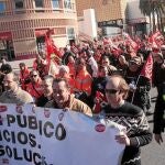 Trabajadores de Lipasam y Mercasevilla marchan hacia el ayntamiento