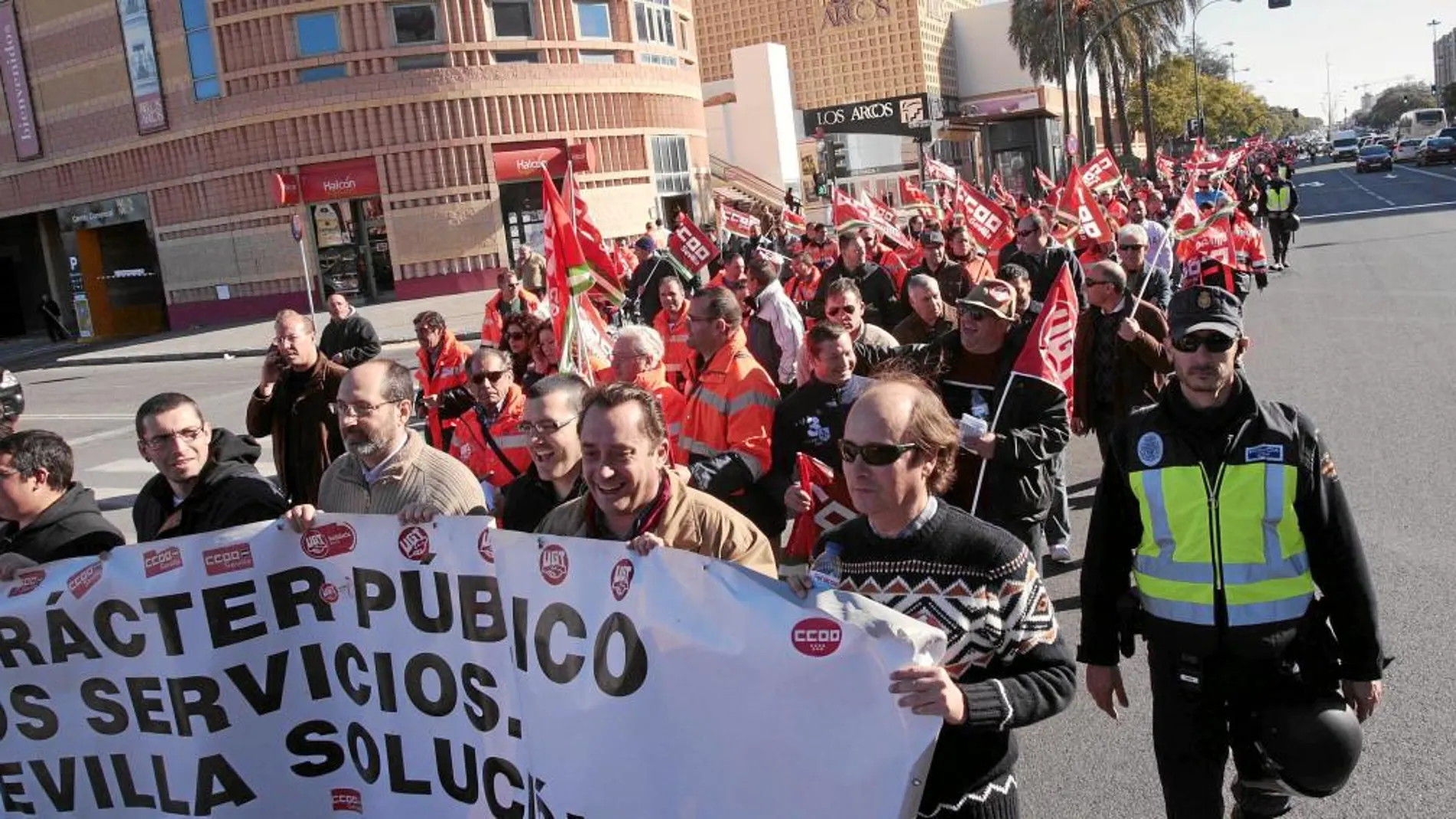 Trabajadores de Lipasam y Mercasevilla marchan hacia el ayntamiento