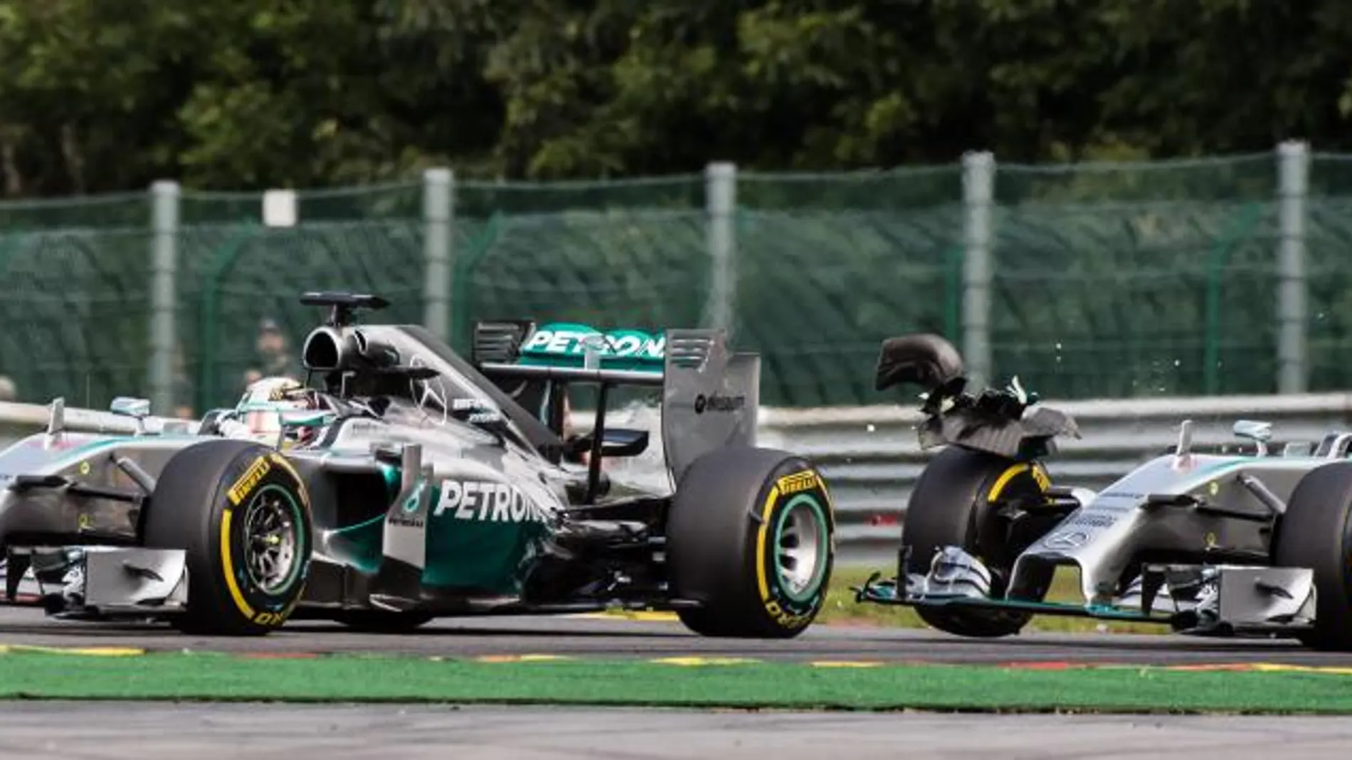 Momento del choque entre Hamilton y Rosberg.