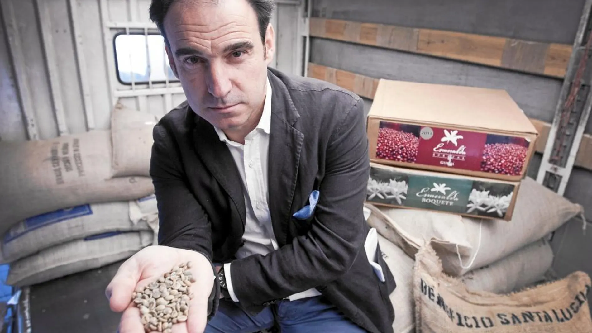 El propietario de Cafés El Magnífico muestra una selección de granos en su local de Barcelona