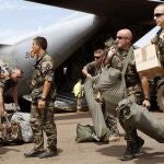 Efectivos de las Fuerzas Armadas francesas junto al avión C-130 Hércules del Ejército del Aire español, con base en Dakar, para ser trasladados desde Dakar a Bamako.