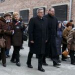 El presidente polaco y algunos supervivientes entran en Auschwitz