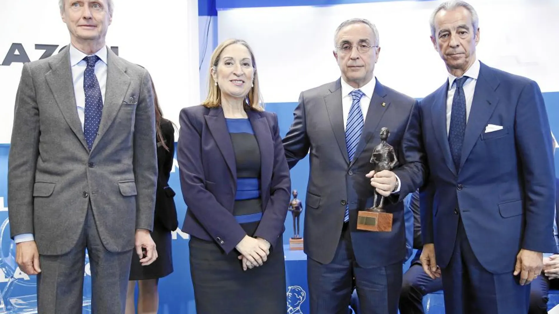 Los ministros de Defensa y Fomento entregaron el premio a Alejandro Blanco y Francisco de Bergia