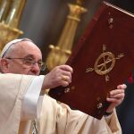 El papa Francisco oficia la misa por la Epifanía del Señor en la basílica de San Pedro del Vaticano.