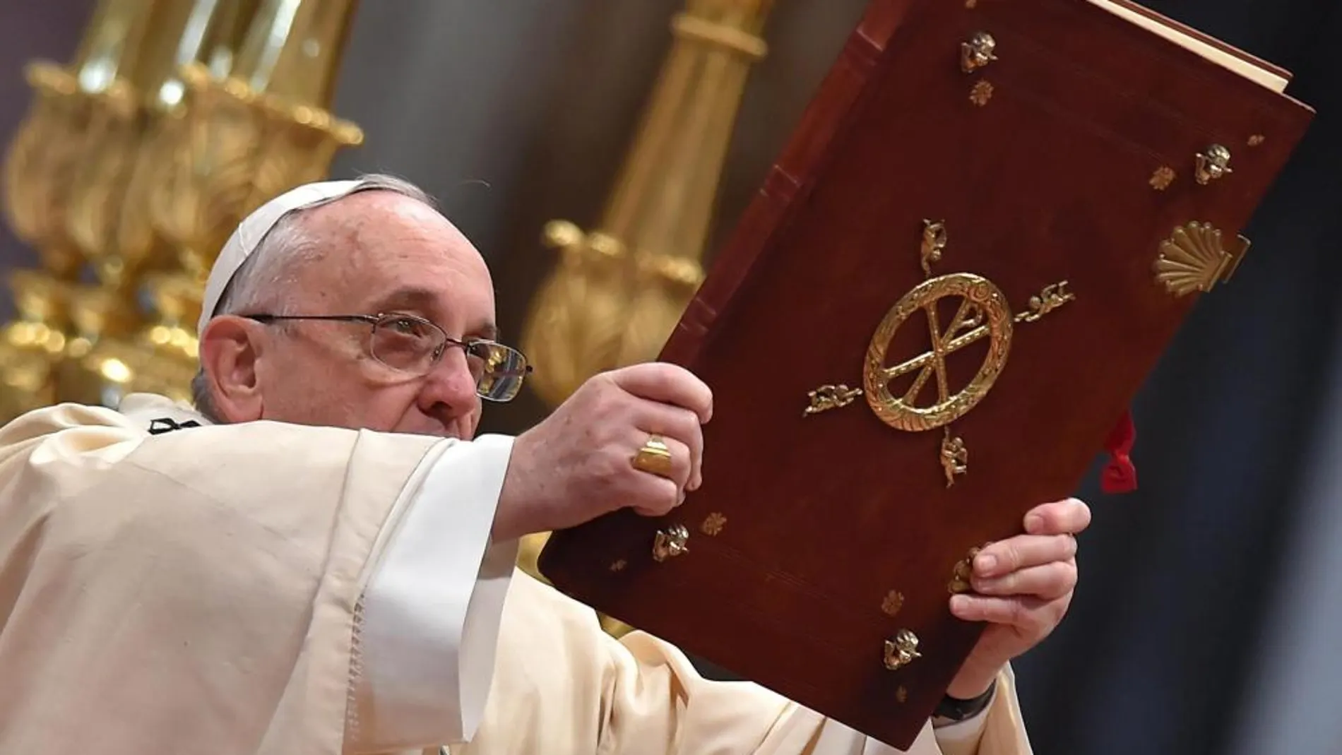 El papa Francisco oficia la misa por la Epifanía del Señor en la basílica de San Pedro del Vaticano.