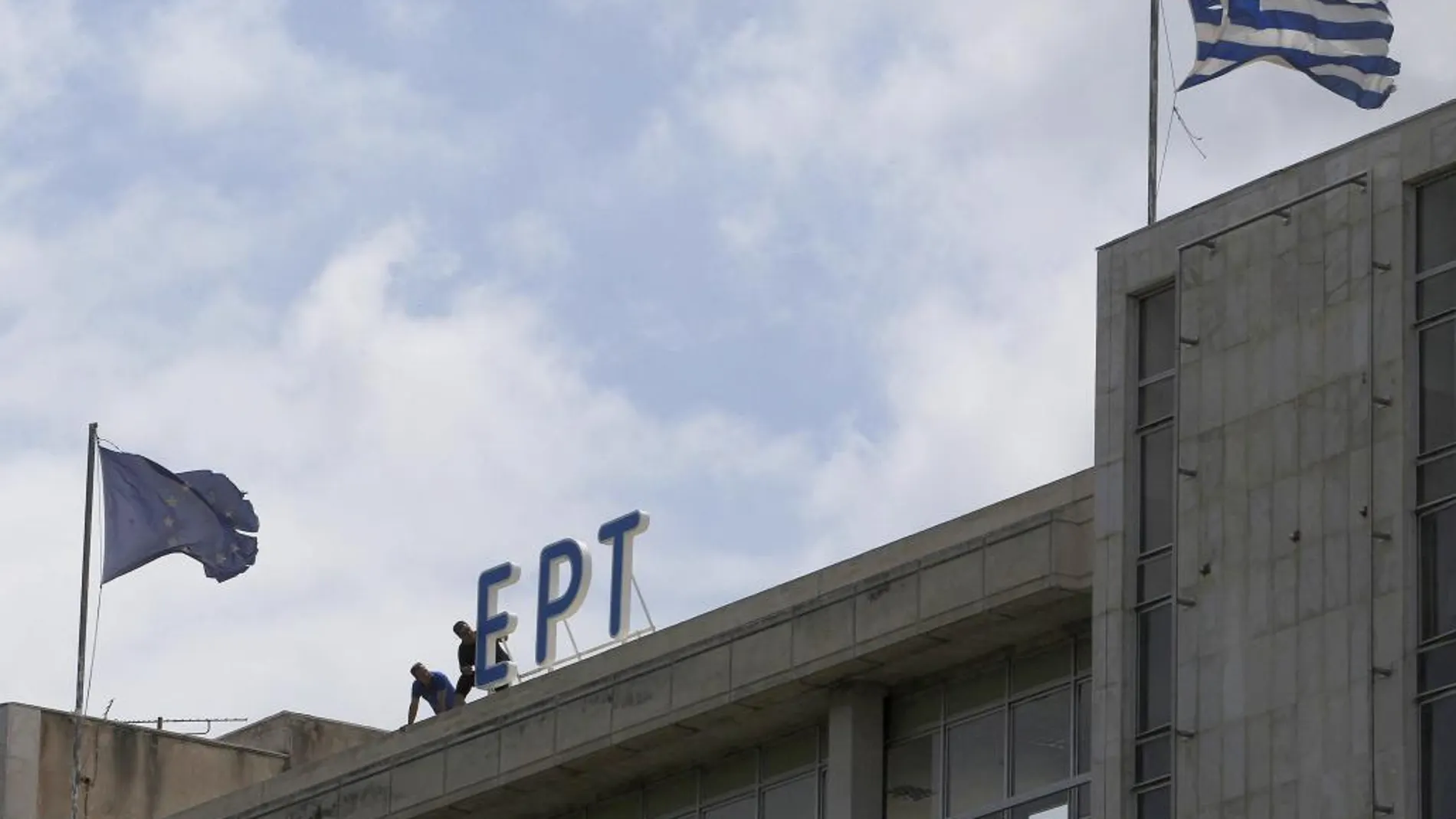 La enseña de la radiotelevisión pública griega ERT es reinstalado en la azotea de su sede en Atenas, Grecia