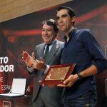 El ciclista Alberto Contador, campeón de la Vuelta a España 2014, ante el presidente de la Comunidad de Madrid, Ignacio González, durante la recepción celebrada esta tarde en la Real Casa de Correos en Madrid