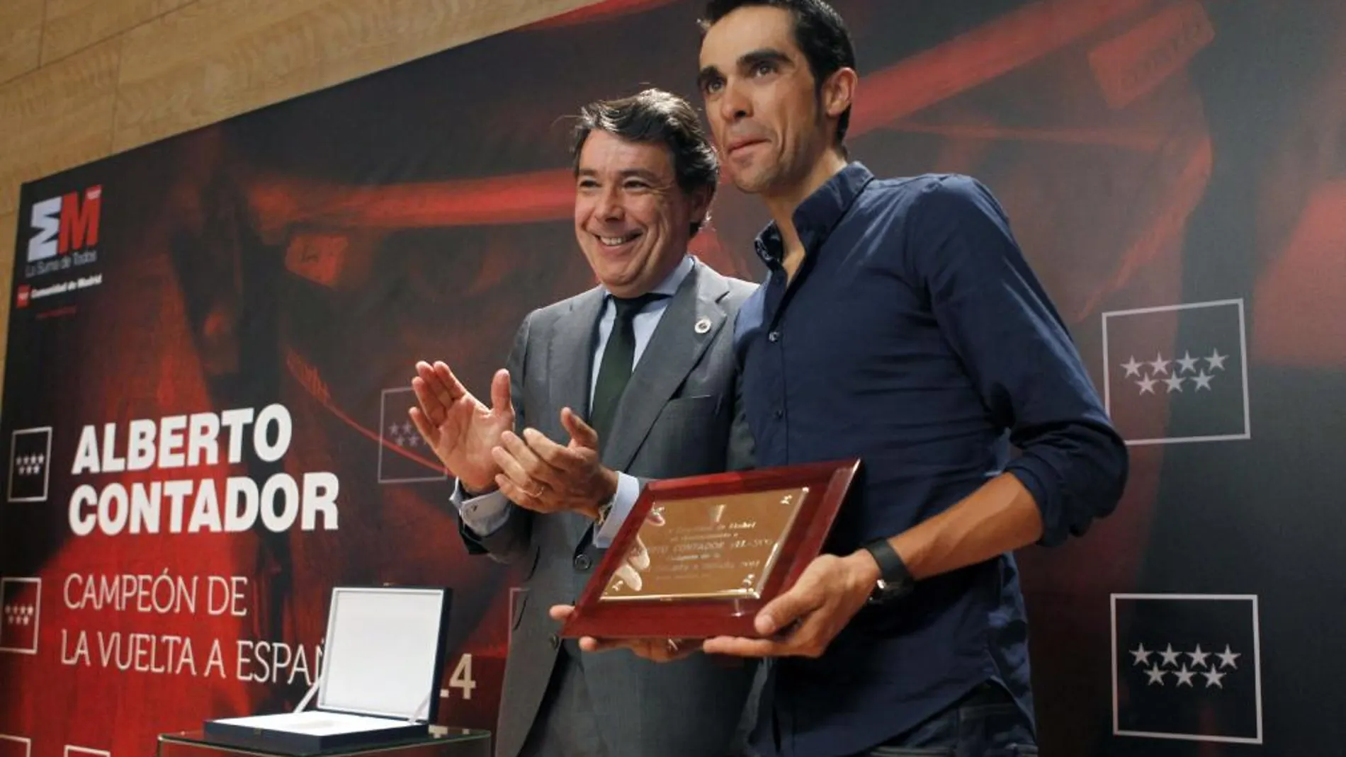 El ciclista Alberto Contador, campeón de la Vuelta a España 2014, ante el presidente de la Comunidad de Madrid, Ignacio González, durante la recepción celebrada esta tarde en la Real Casa de Correos en Madrid