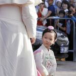 Una niña coreana observa al Papa en su visita al templo de Solmoe, en Corea del Sur