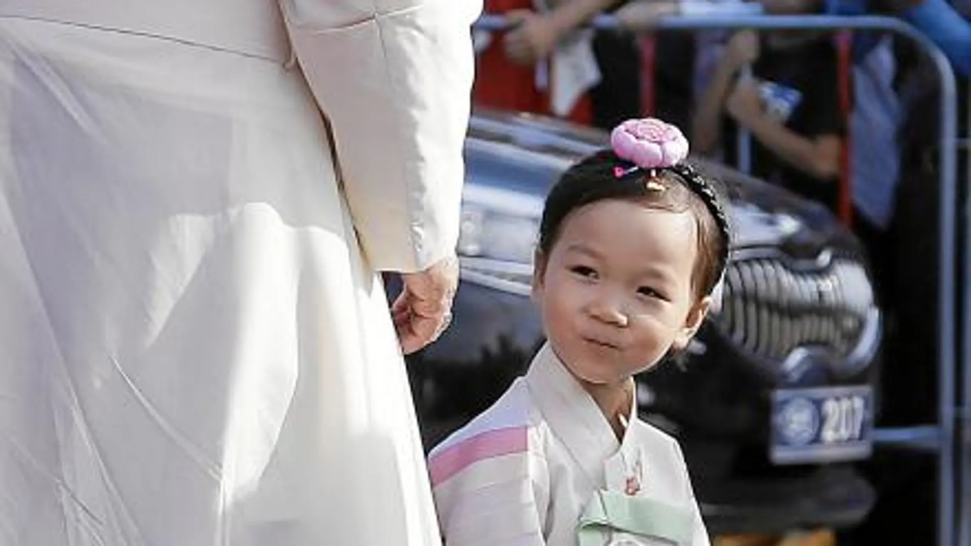 Una niña coreana observa al Papa en su visita al templo de Solmoe, en Corea del Sur