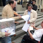 En España algunos colegios electorales son inaccesibles y los presidentes tienen que sacar la urna a la calle