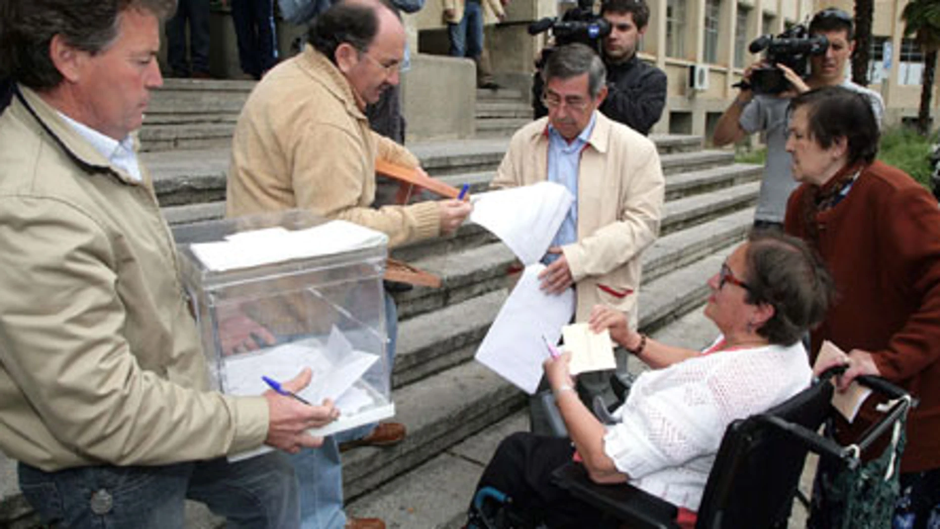 En España algunos colegios electorales son inaccesibles y los presidentes tienen que sacar la urna a la calle