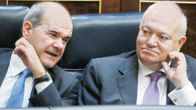 Chaves promete pactar la financiación autonómica antes del 15 de julio