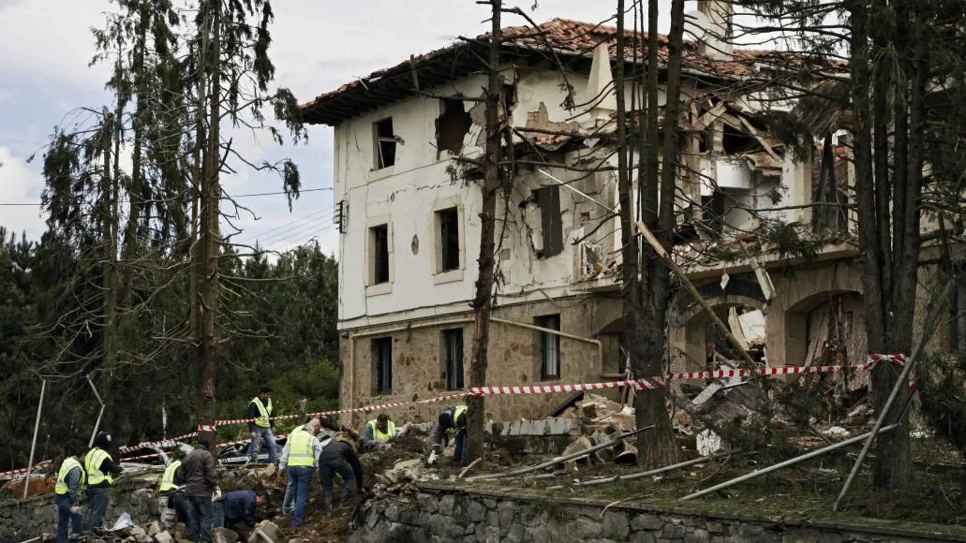Estado en que quedó la Casa Cuartel de Legutiano tras un atentado de ETA en 2008.
