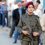 Una soldado vigila un colegio electoral en Túnez, ayer
