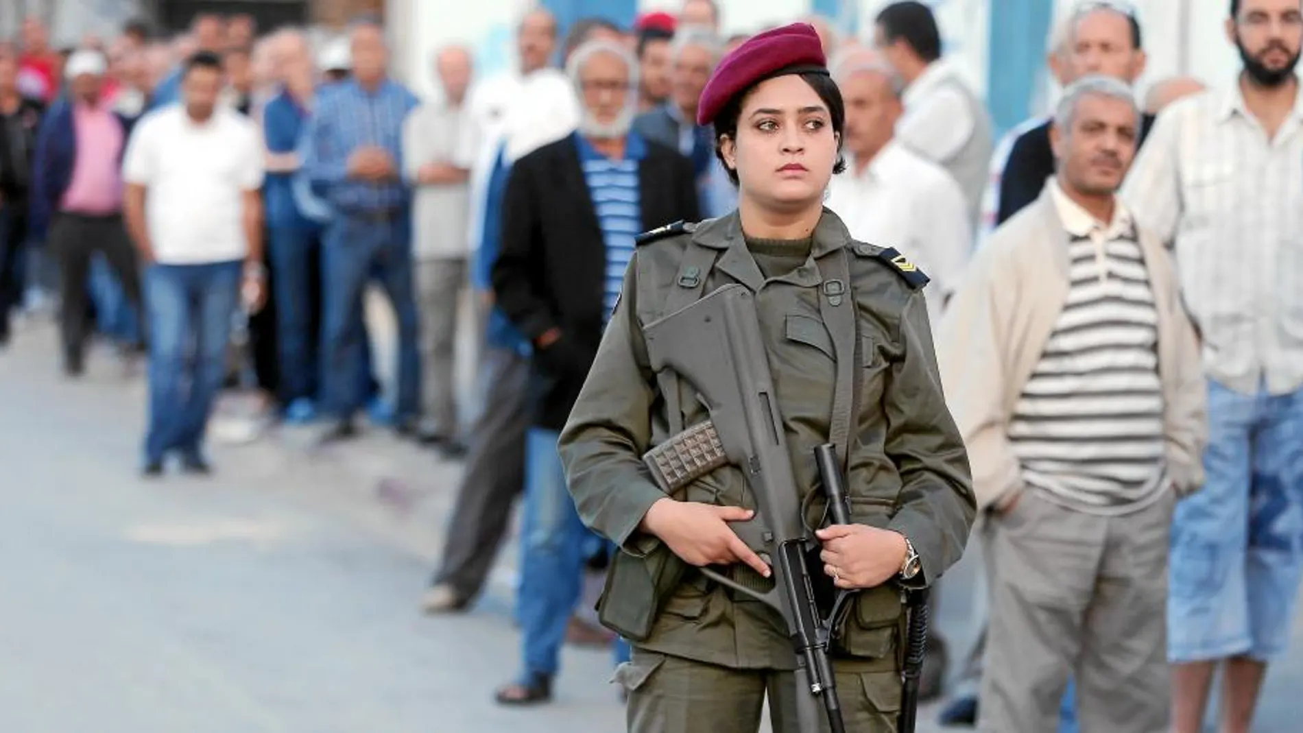 Una soldado vigila un colegio electoral en Túnez, ayer