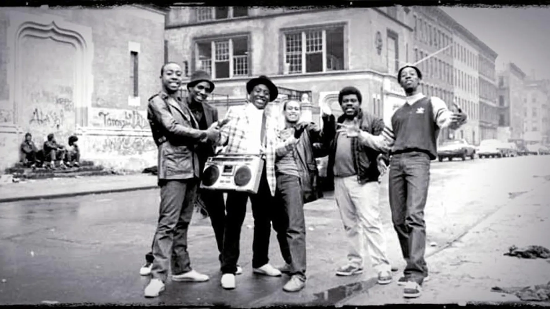Dj Kay Slay (a la derecha) fue calificado «el ministro del insulto» por el «New York Times» antes de terminar en la cárcel. En la imagen, junto a su grupo (o «crew») frente a una escuela abandonada en Harlem, 1982