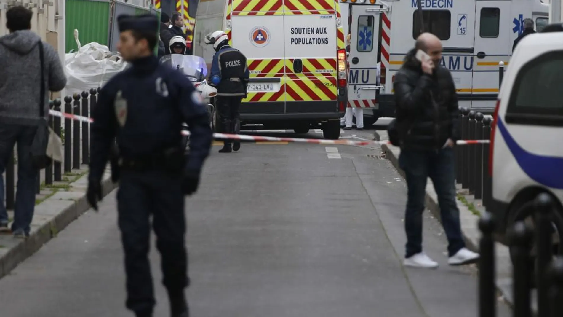 La policía bloquea una de las calles próximas a las oficinas del semanario satírico francés "Charlie Hebdo"tras ataque