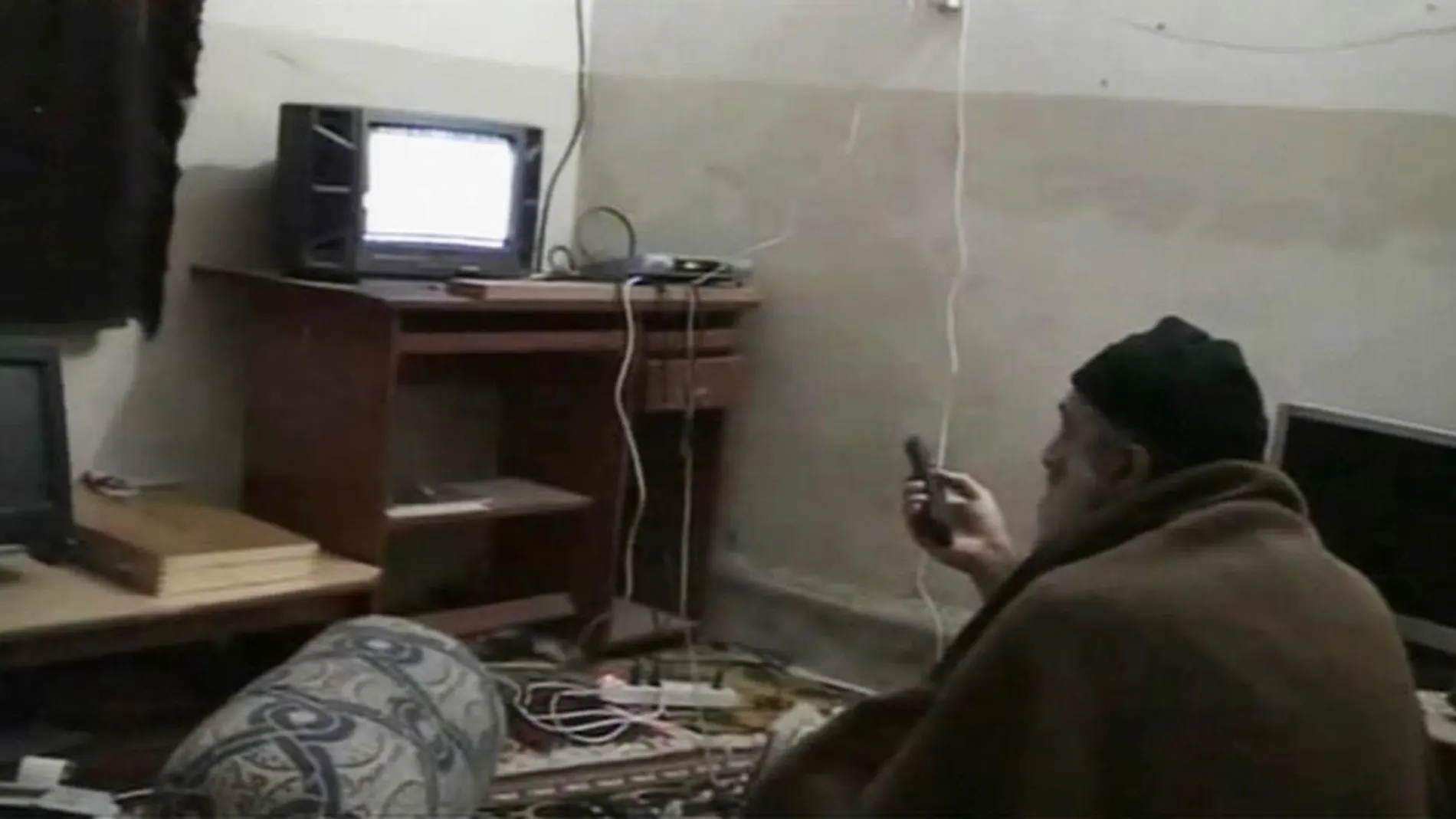 Osama bin Laden viendo la televisión en un vídeo encontrado en su ordenador en Abbottabad