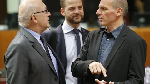 El ex ministro de Fiinanzas de Dinamarca Morten Ostergaard (centro), antes del comienzo de una reunión del Ecofin.