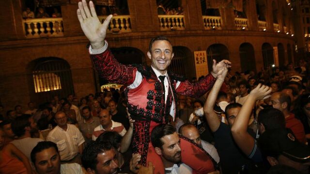 Rafaelillo sale a hombros del coso de la calle Játiva